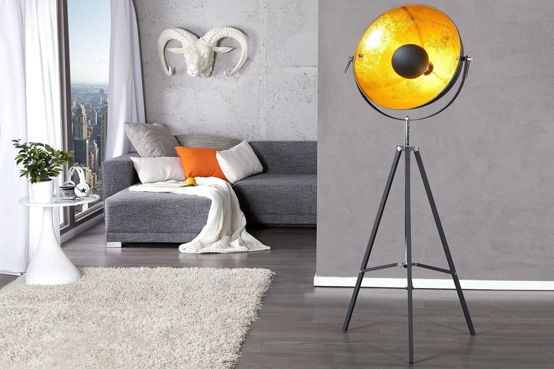 BIG STUDIO fekete és arany modern indusztriális állólámpa nappaliban