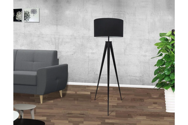 TRIPOD fekete retro állólámpa modern nappali enteriőrben