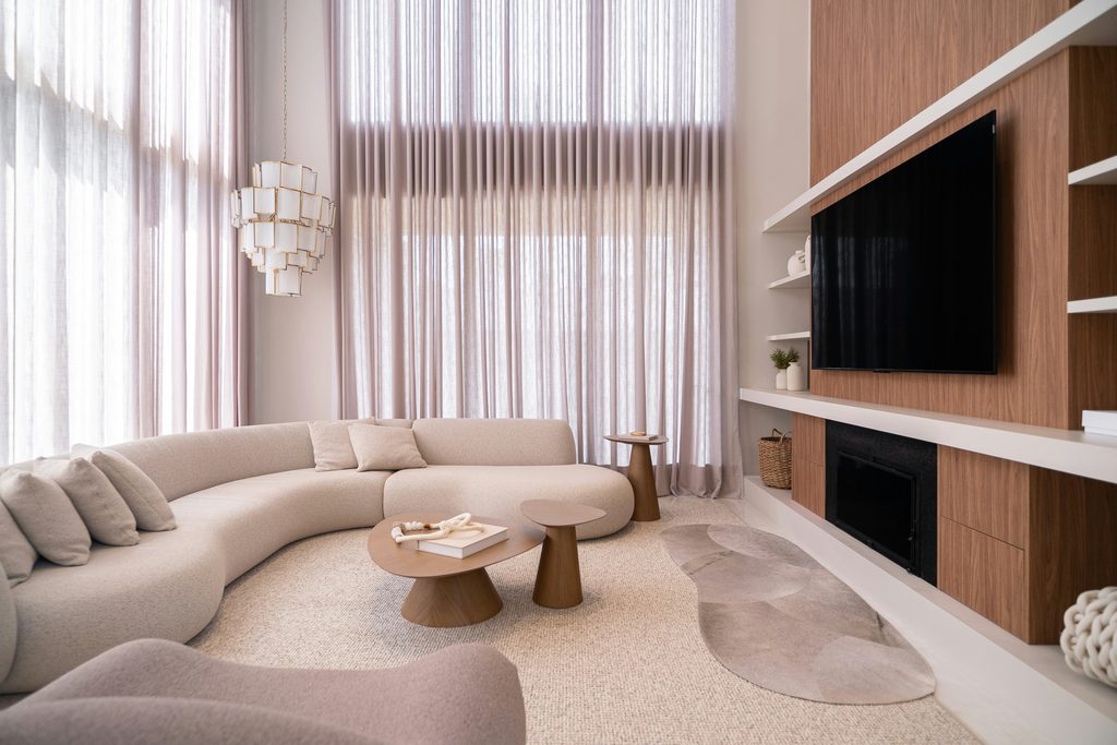 Ívelt kanapé és lekerekített bútorok modern nappaliban